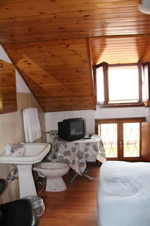 บีแอนด์บี เอเดลไวส์ Bed & Breakfast กัสตีโอเน เดลลา เปรโซลานา ภายนอก รูปภาพ